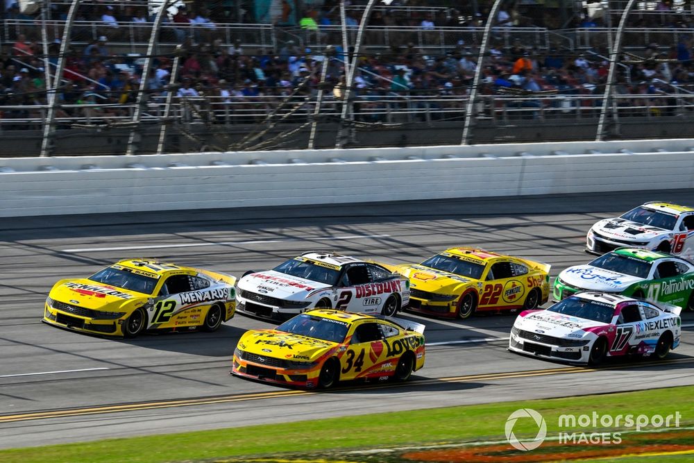 Ryan Blaney, Team Penske, Menards/Pennzoil Ford Mustang, Michael McDowell, Front Row Motorsports, Love's Travel Stops Ford Mustang